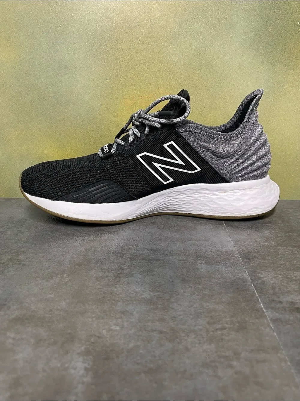 New Balance Women's Fresh Foam Roav T-Shirt Black/Gray Sneakers Size 9.5B